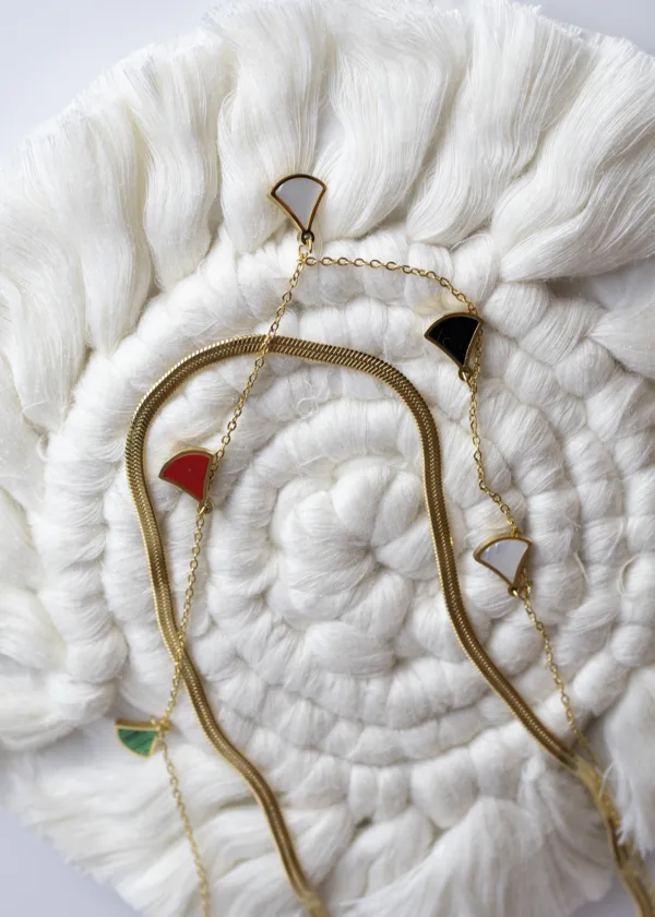 A live back chain with 2 levels of pendant