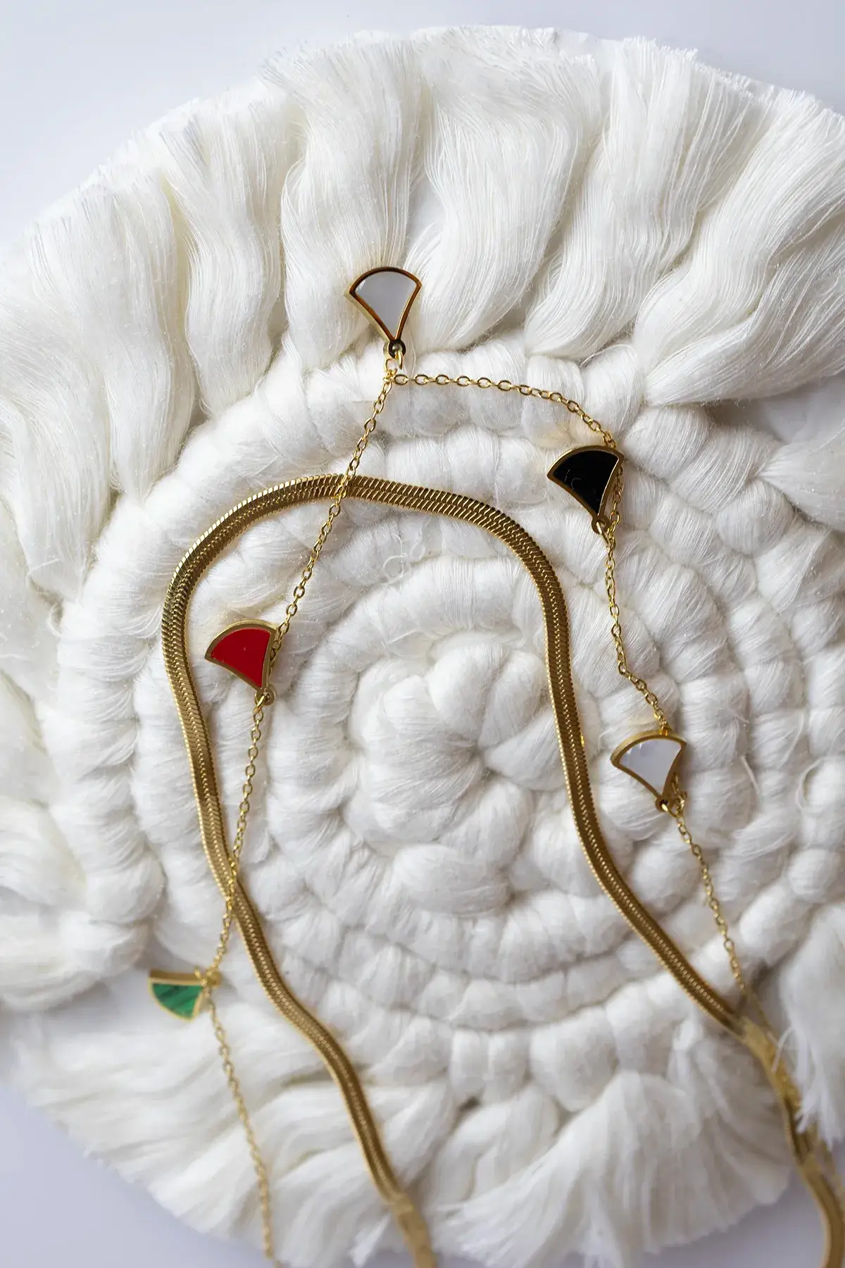 A live back chain with 2 levels of pendant