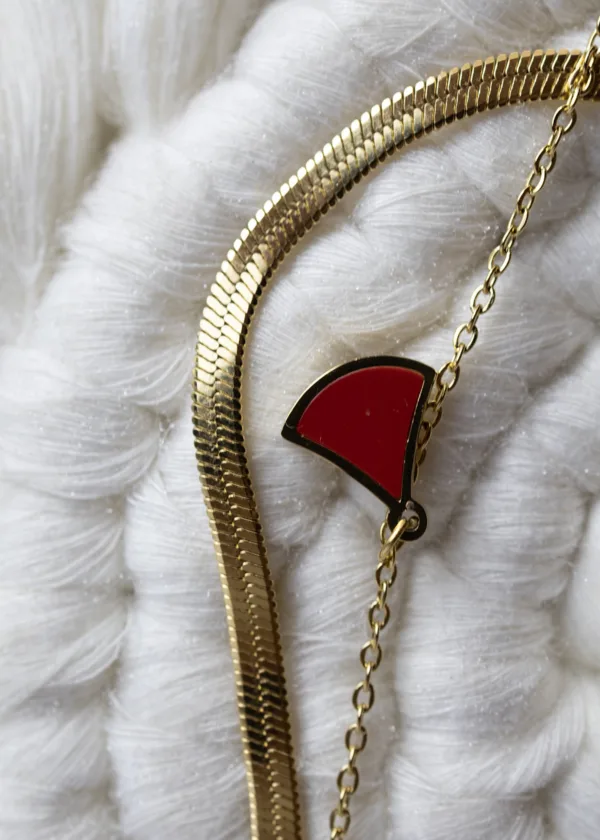 A live back chain with 2 levels of pendant