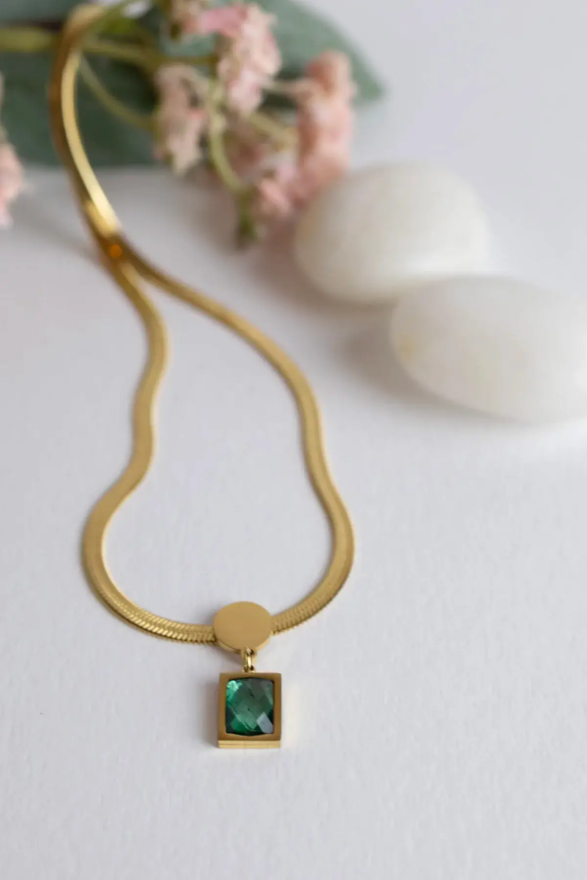 Lively back chain with zircon