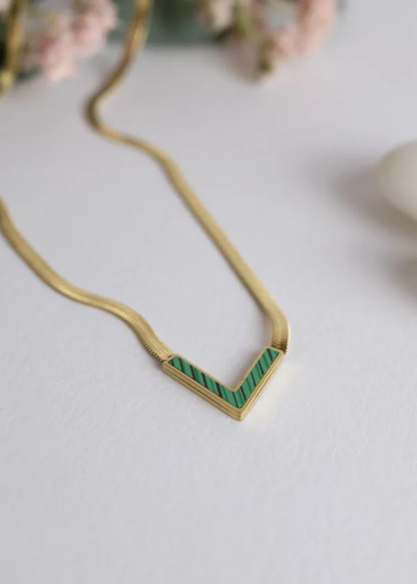 V letter live back chain