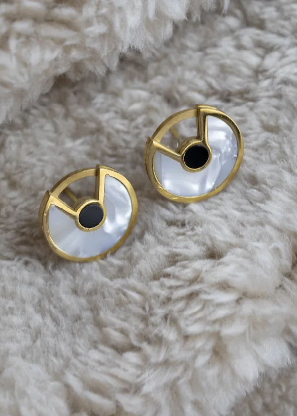 Round earring with black stone