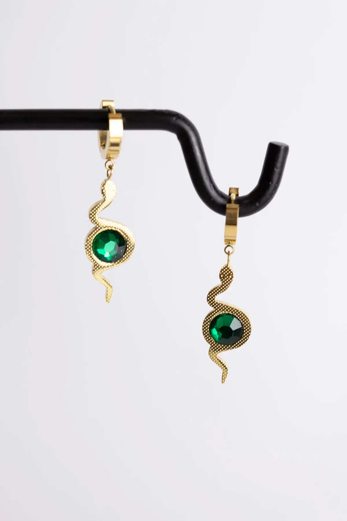 Snake earring with zircon