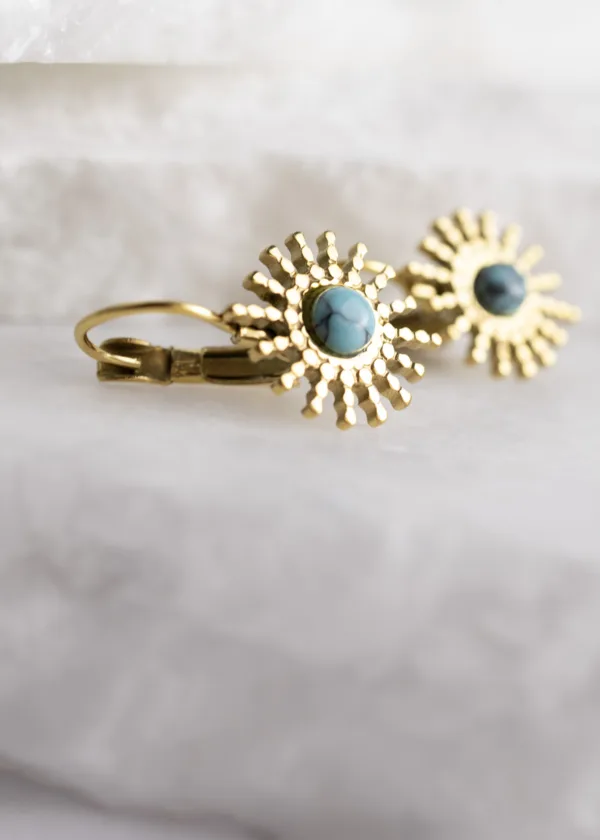 Round earring with gemstone