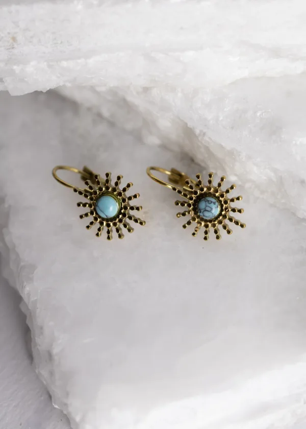 Round earring with gemstone