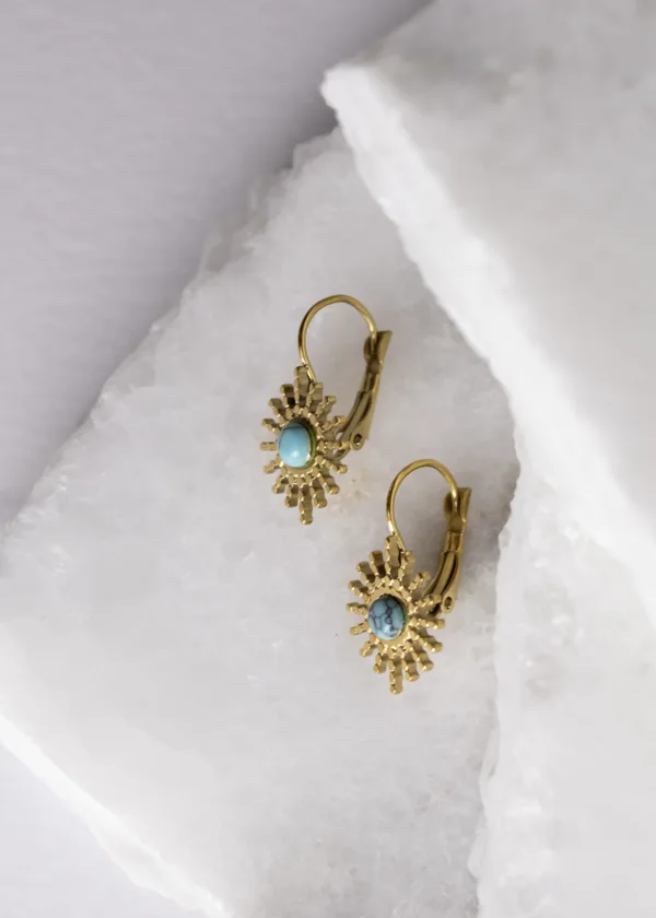 Round earring with gemstone