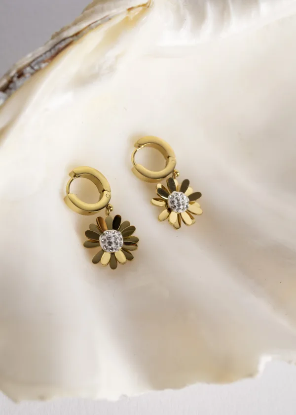 A rose earring with cloves