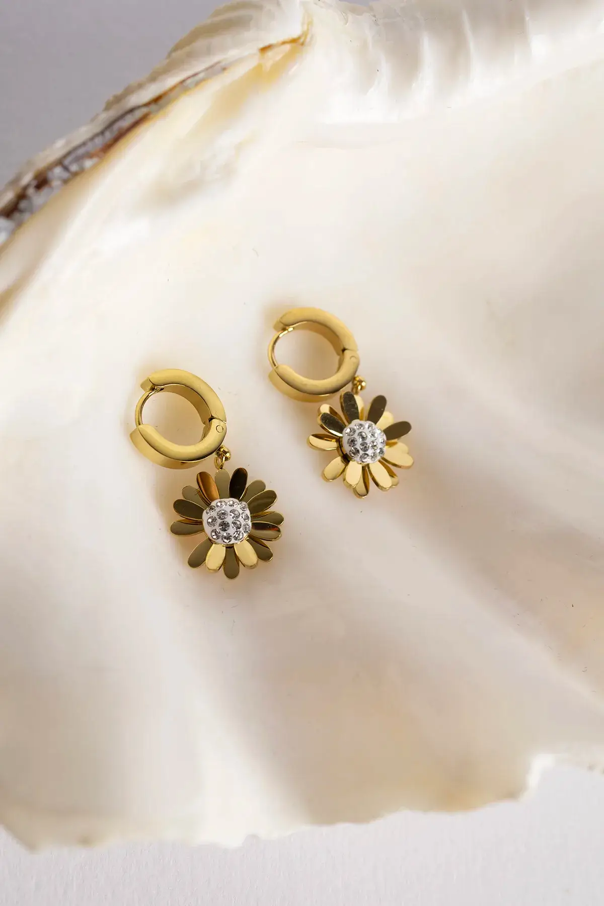 A rose earring with cloves - Image 3