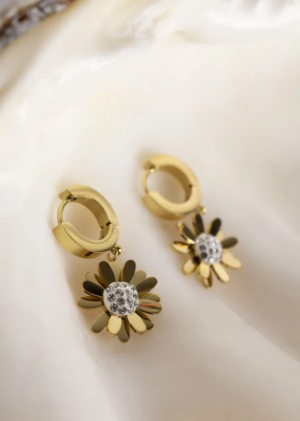 A rose earring with cloves