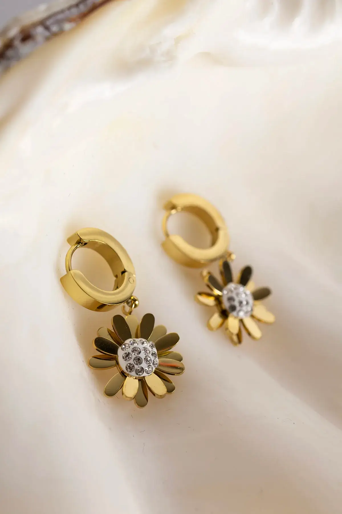 A rose earring with cloves
