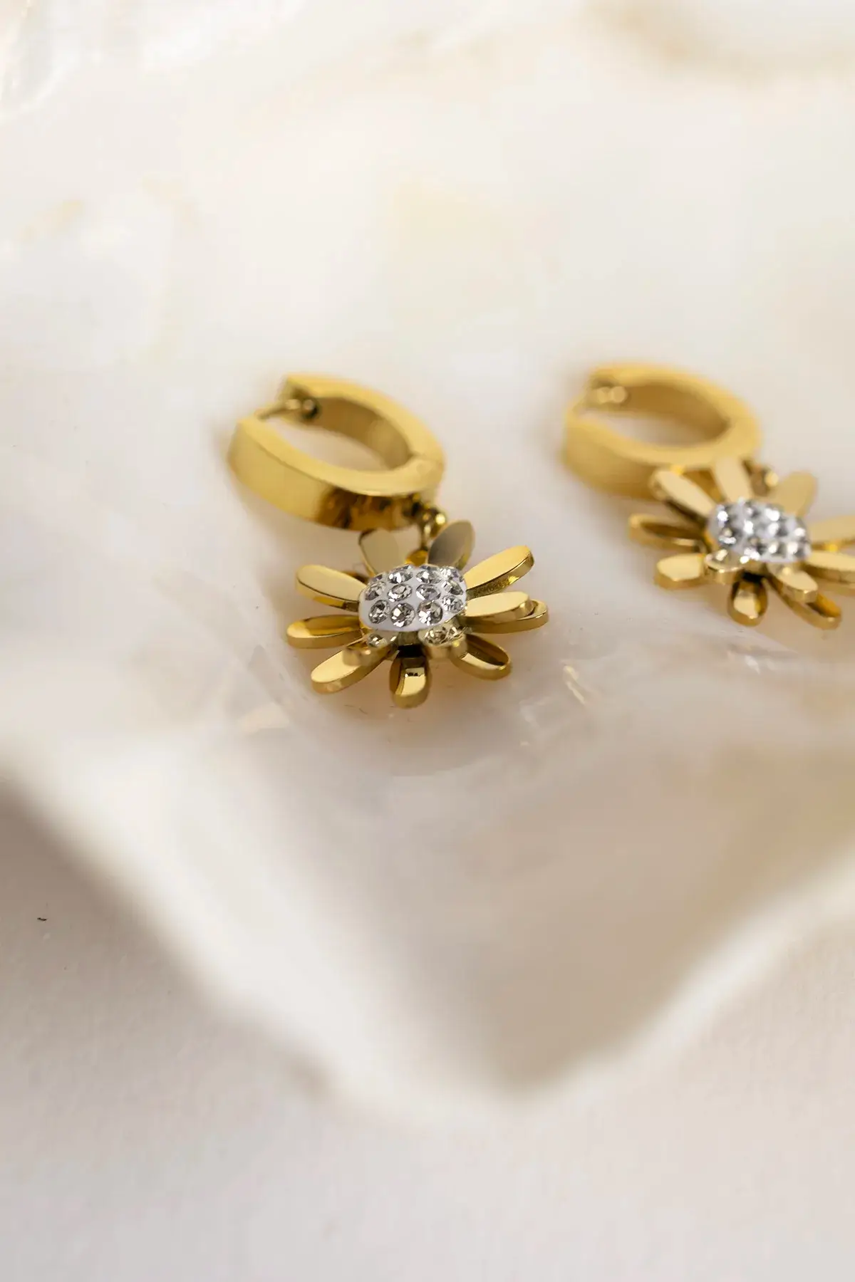 A rose earring with cloves - Image 2