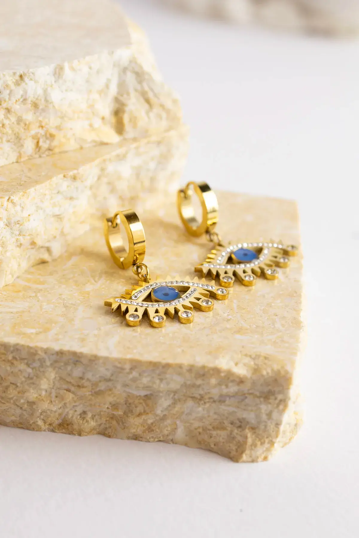 Eye earring with lobes