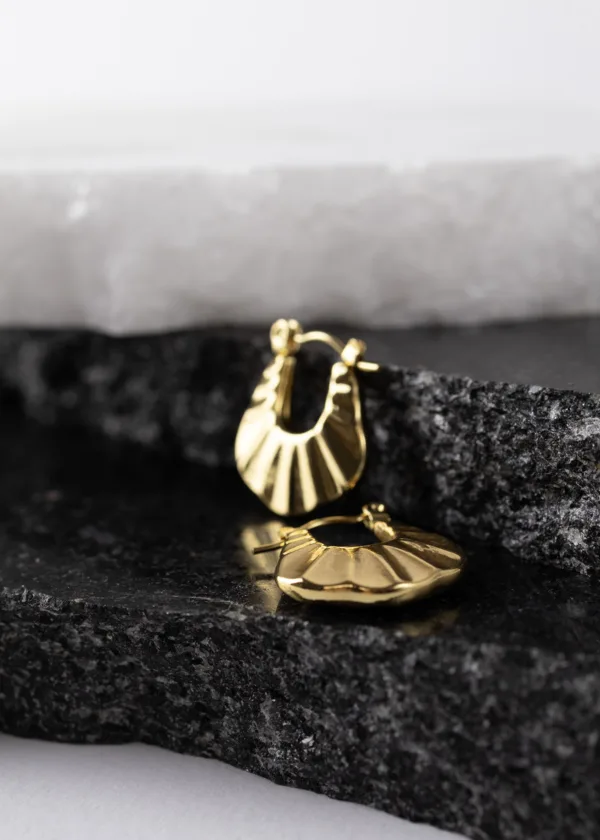 Ribbed horseshoe-shaped earring