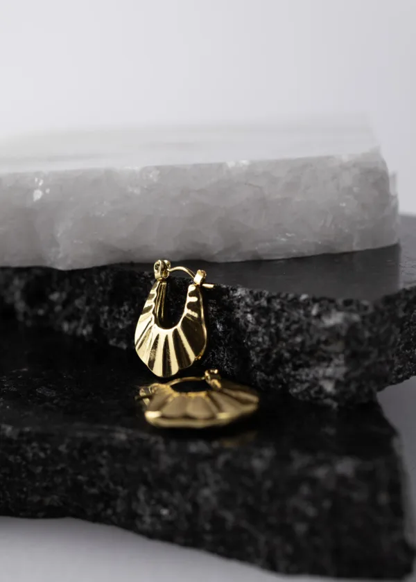Ribbed horseshoe-shaped earring
