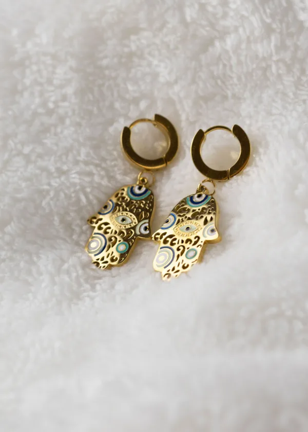 Earring palm