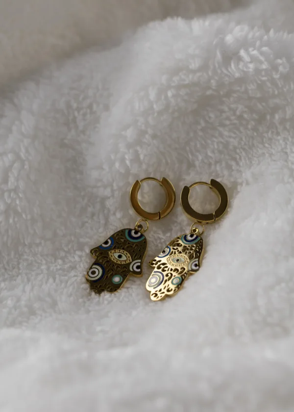 Earring palm
