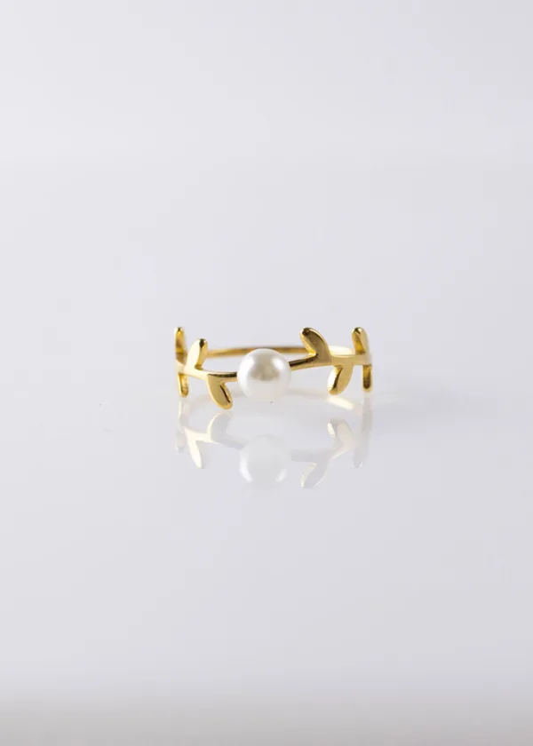 A ring with branches with a white clove
