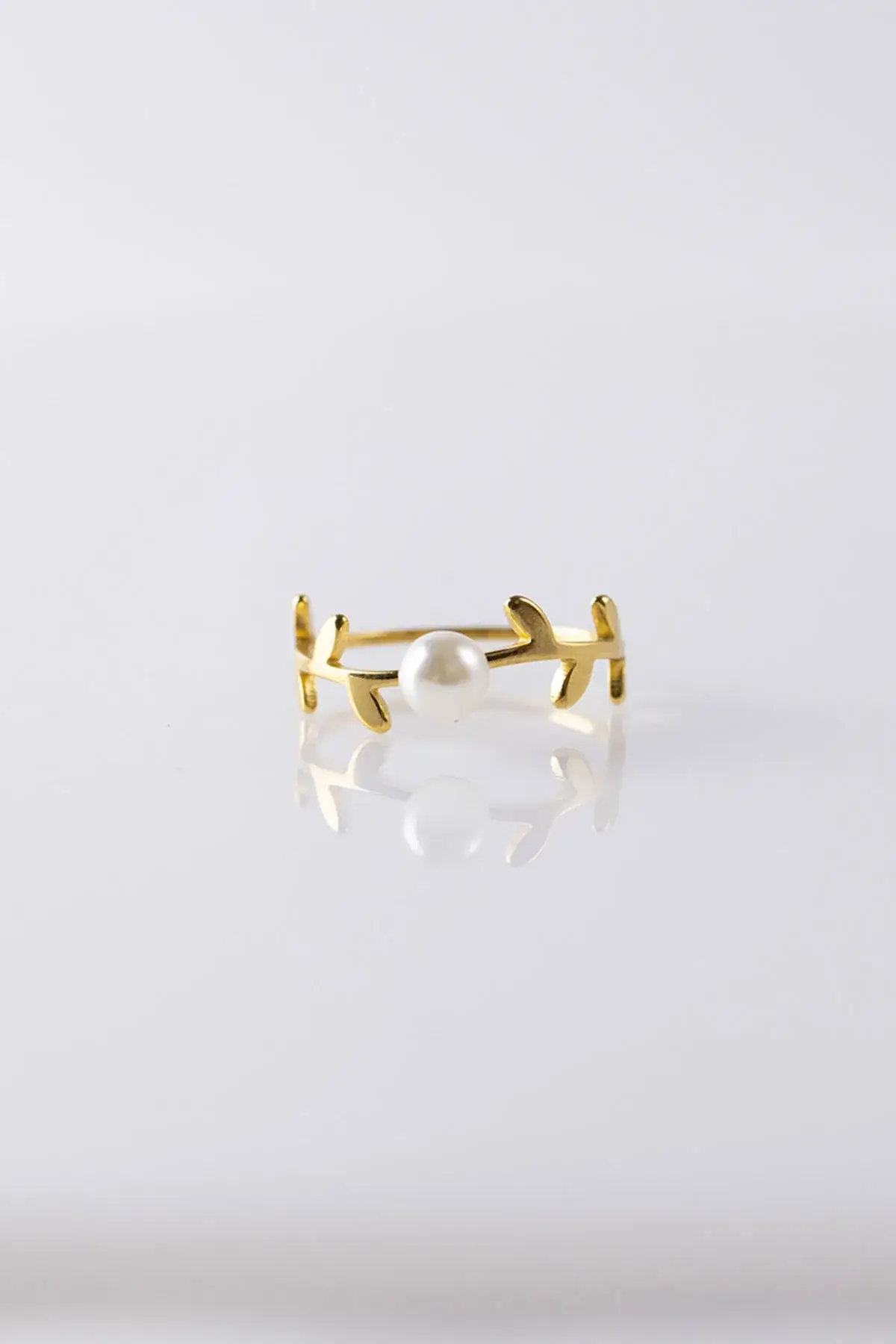 A ring with branches with a white clove