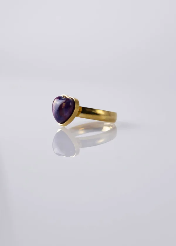 Heart ring with a mauve lobe
