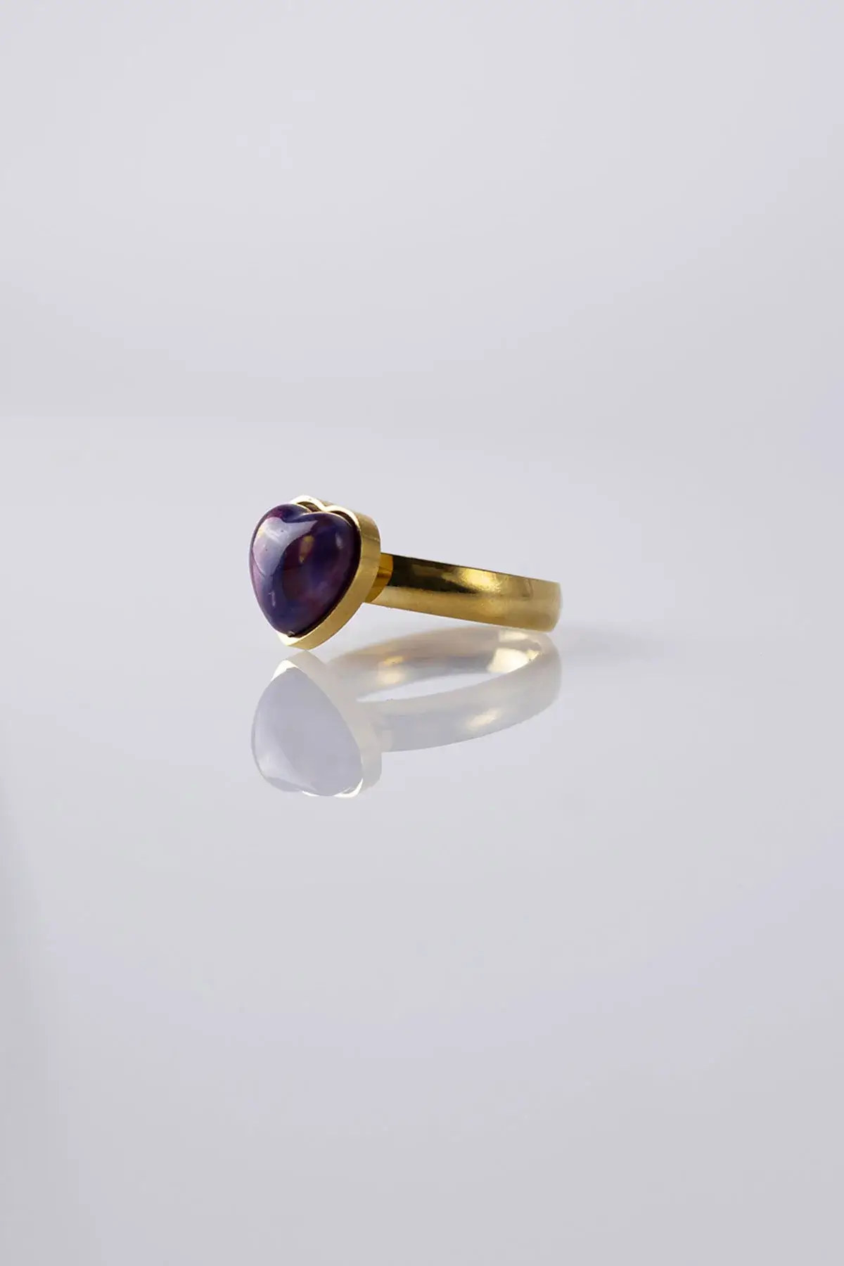 Heart ring with a mauve lobe