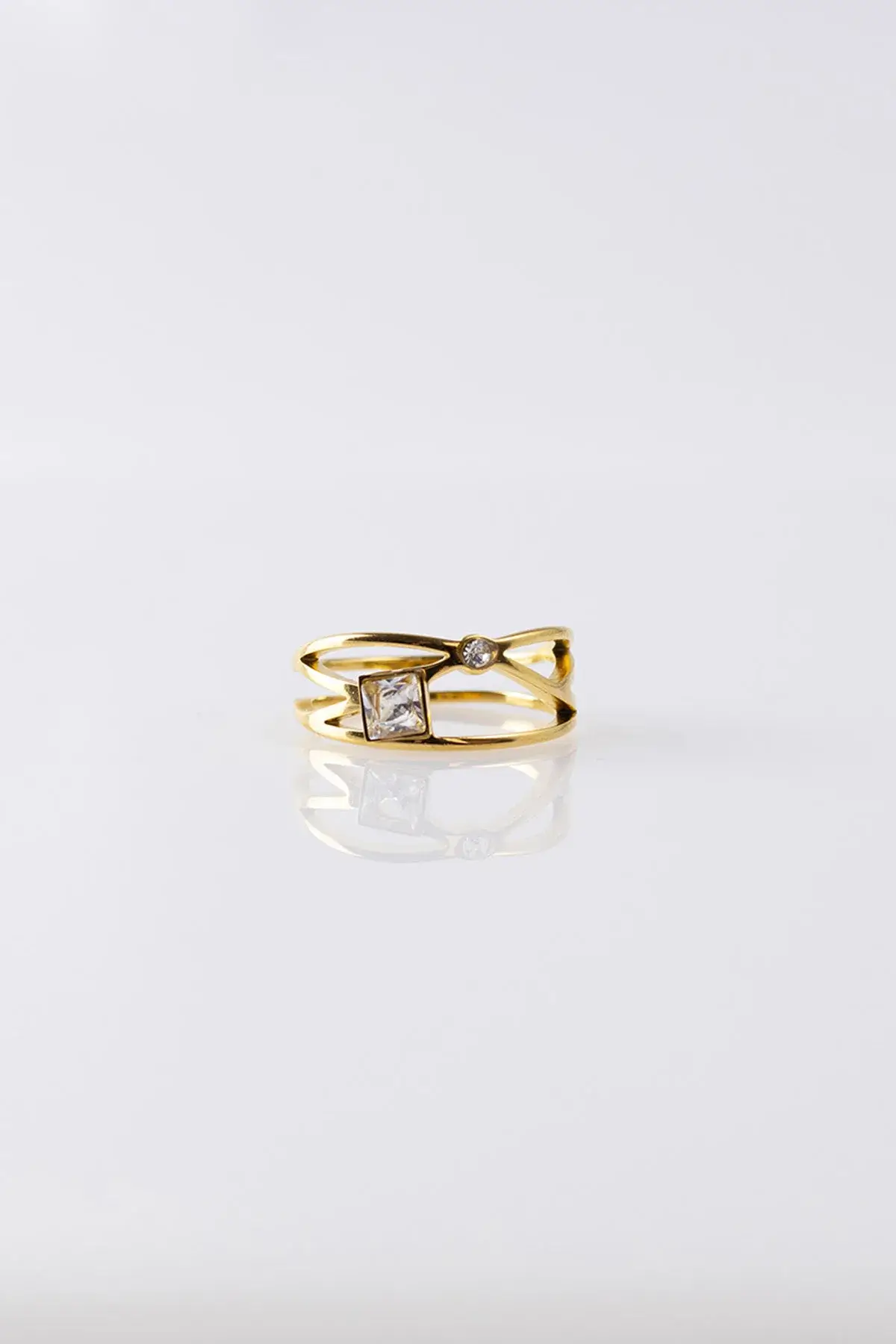 Interlocking lines ring with zircon stones