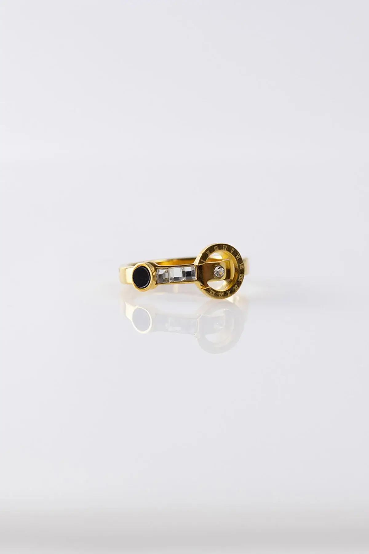Circle ring with zircon stones