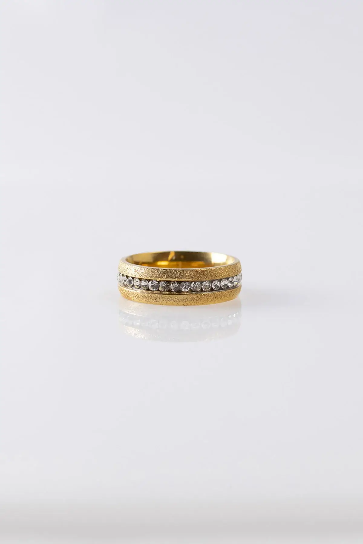 Frosted gold ring with zircon stones