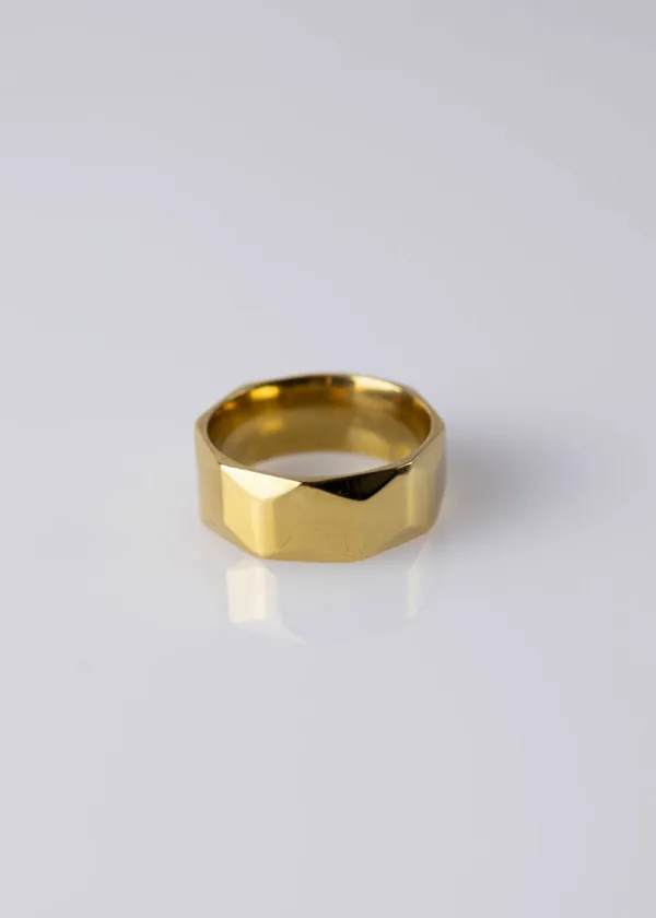 Wide ribbed ring
