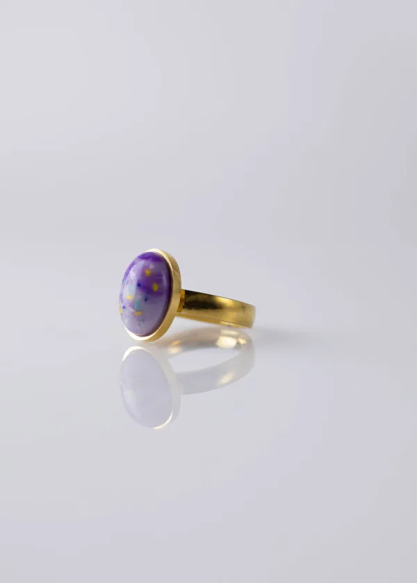 Oval ring in mauve shades