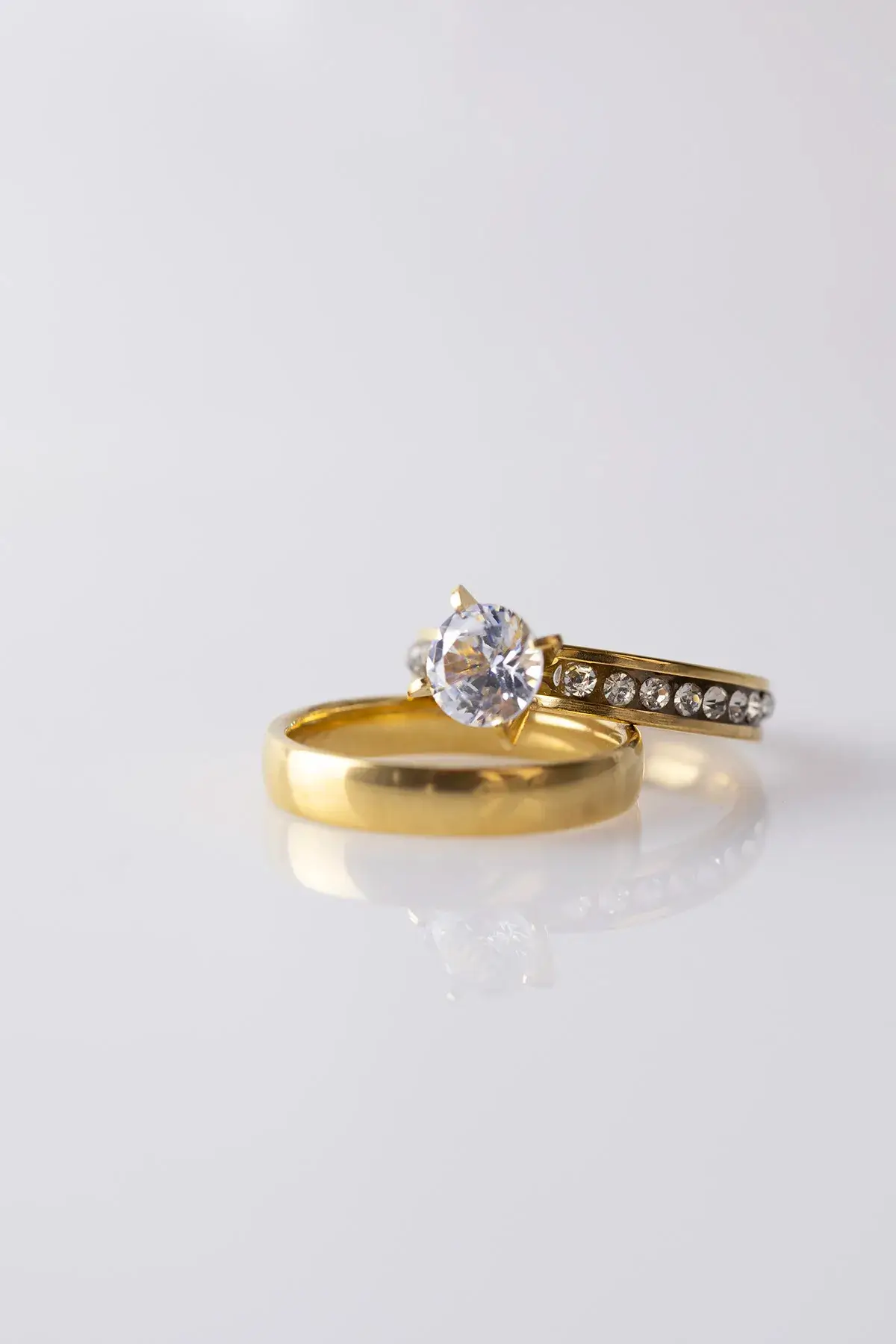 Tunes ring with a large bezel and small zircon lobes with a ring