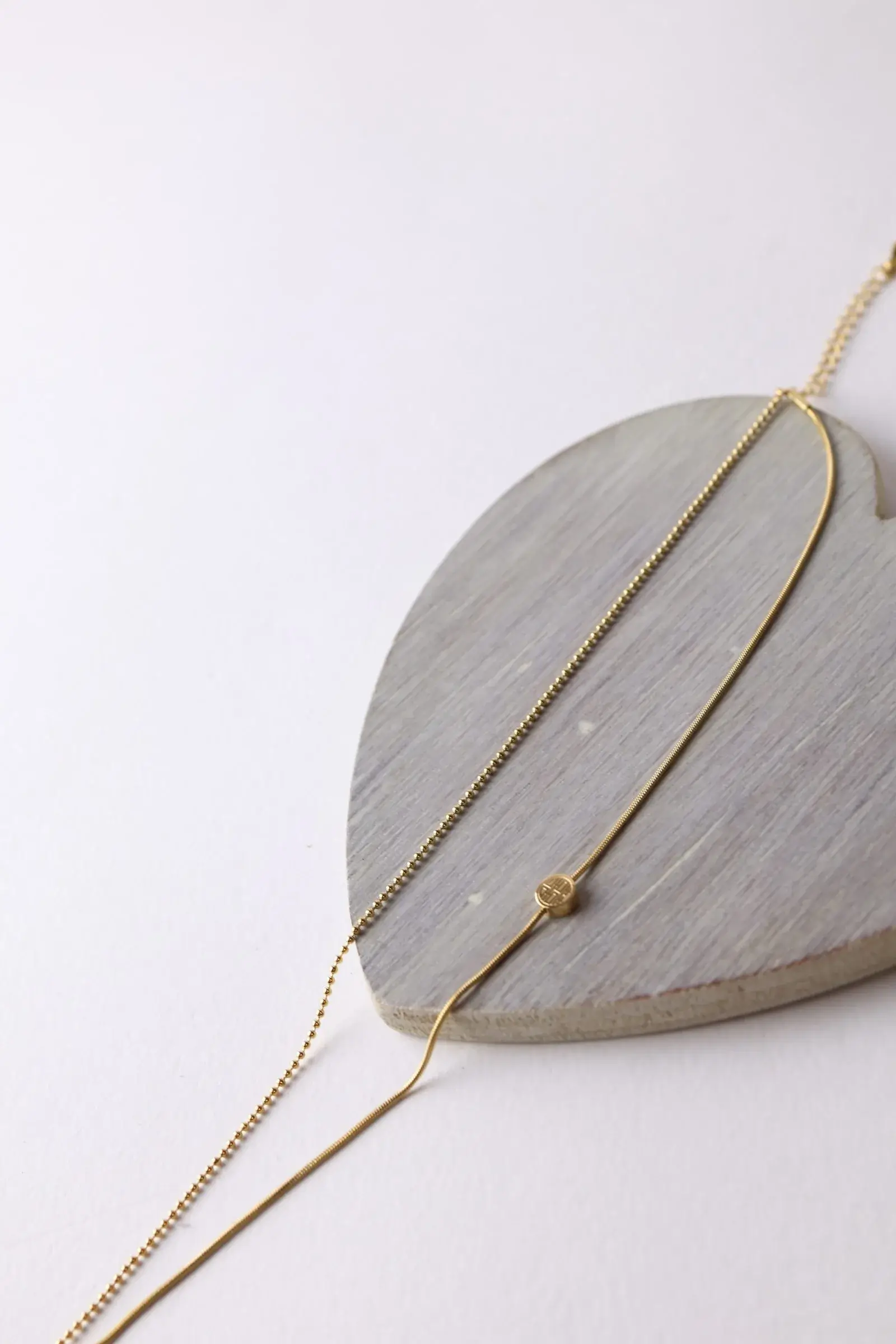 A delicate anklet, 2 turns, a chain turn with a hanger, and a small hummus turn - Image 2