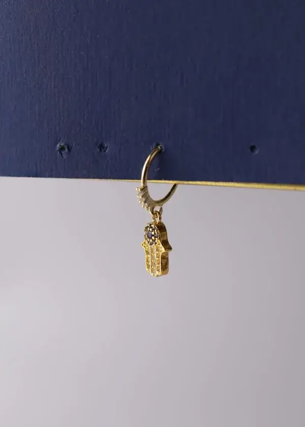 Piercing ear pendant in the shape of a palm