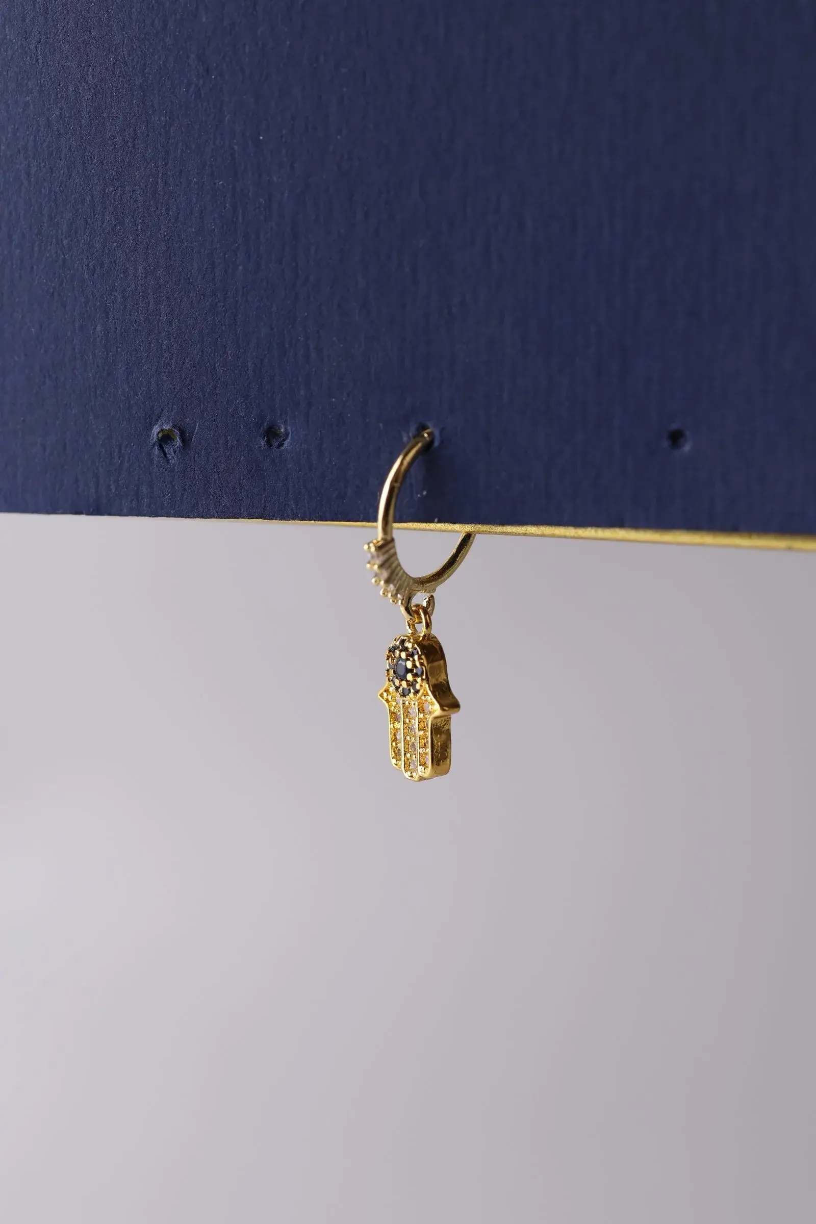 Piercing ear pendant in the shape of a palm - Image 2