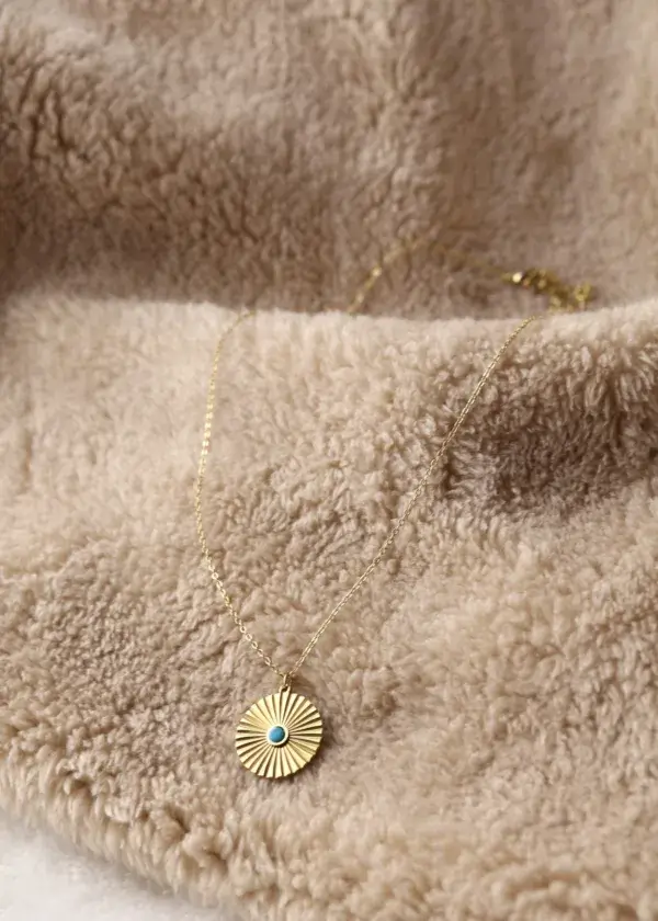 Circular chain serrated with blue beads
