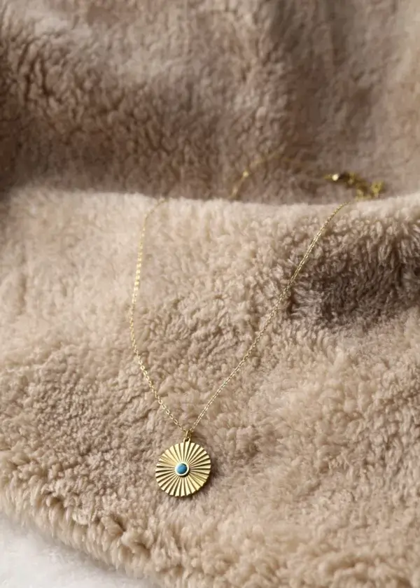 Circular chain serrated with blue beads