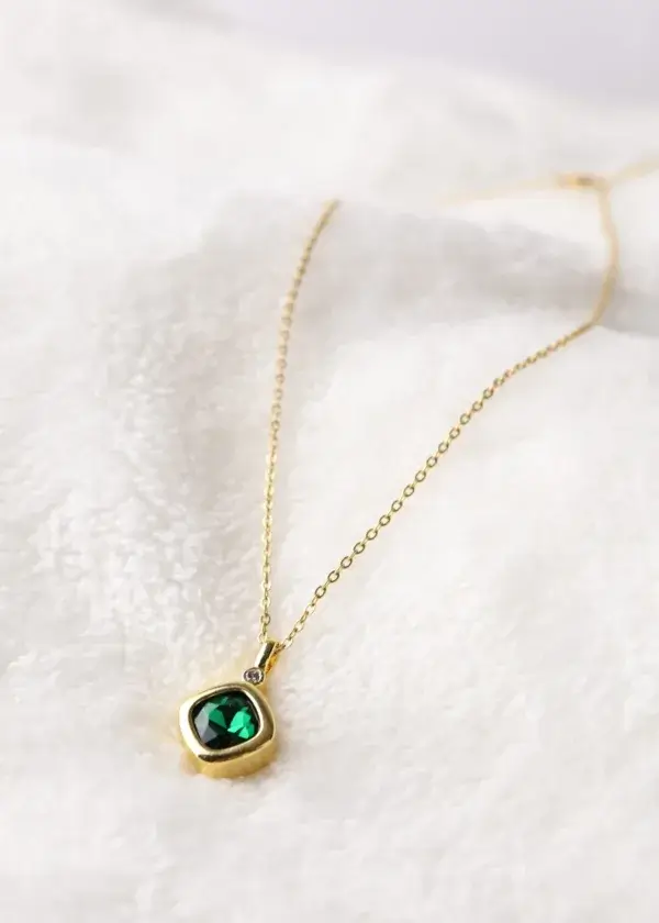 A diamond-shaped chain with a green zirconium bead